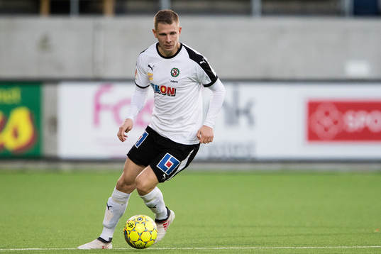 Örebros Johan Bertilsson med bollen