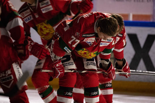 Moras Michael Keränen  innan ishockeymatchen i SHL mellan