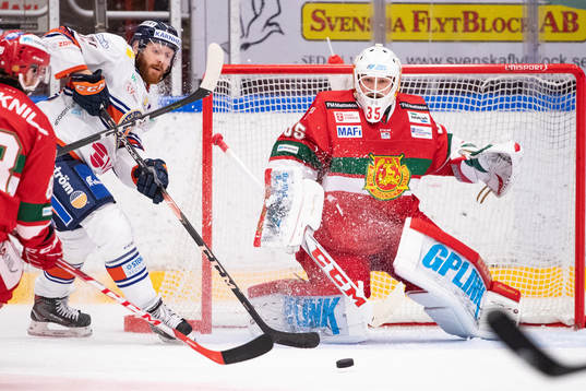 Växjös Liam Reddox framför Moras målvakt Christian