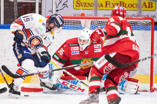 Växjös Tuomas Kiiskinen framför Moras målvakt Christian