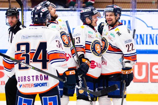 Växjös Janne Pesonen jublar med Julius Junttila och