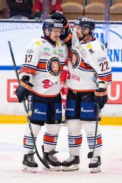 Växjös Janne Pesonen och Växjös Julius Junttila jublar