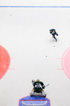 Färjestads Oskar Steen och målvakt Adam Werner