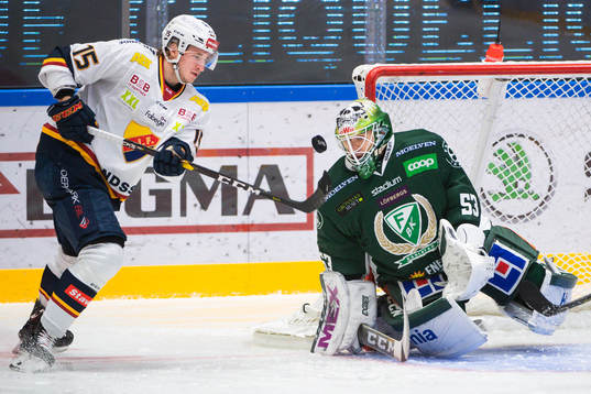 Djurgårdens Jakob Lilja och Färjestads målvakt Markus