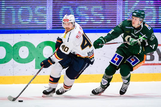 Djurgårdens Jacob Josefson och Färjestads Johan Ryno