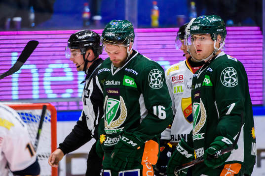 Färjestads Alexander Johansson och Johan Ivarsson deppar
