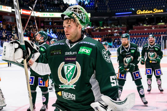 Färjestads målvakt Markus Svensson jublar
