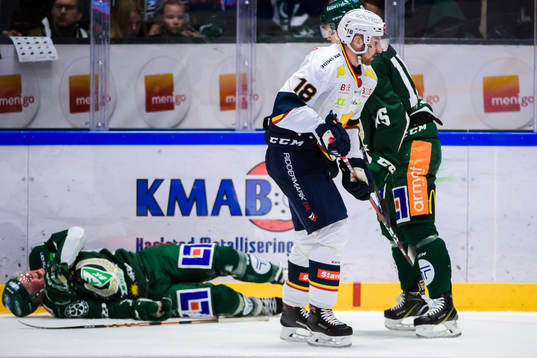 Färjestads Fabian Zetterlund grinar illa