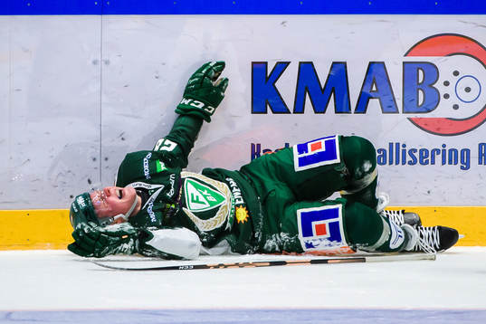 Färjestads Fabian Zetterlund grinar illa