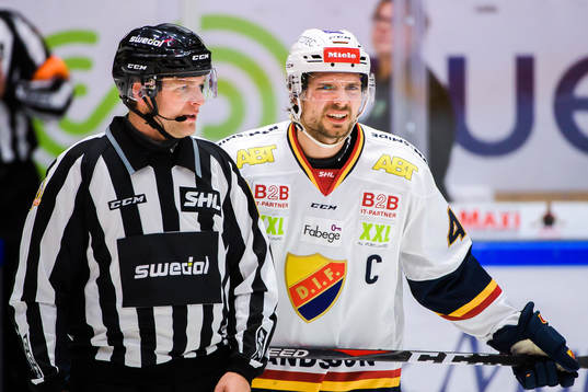 Linjedomare Simon Hillborg och Djurgårdens Jacob Josefson
