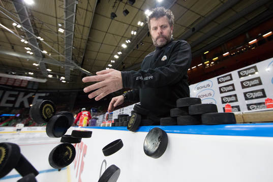 Frölundas materialförvaltare Håkan Olofsson slänger ut