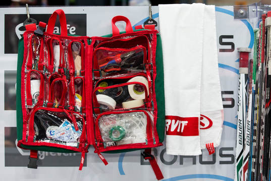 En materialväska i båset innan ishockeymatchen i SHL