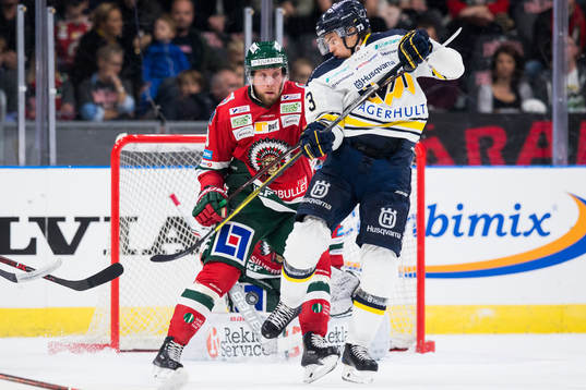 s Sebastian Wännström som styr ett skott med klubban