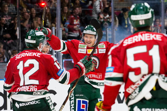 Frölundas Kristoffer Gunnarsson jublar med Max Friberg