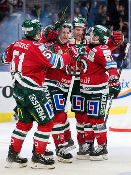 Frölundas Kristoffer Gunnarsson jublar med lagkamrater