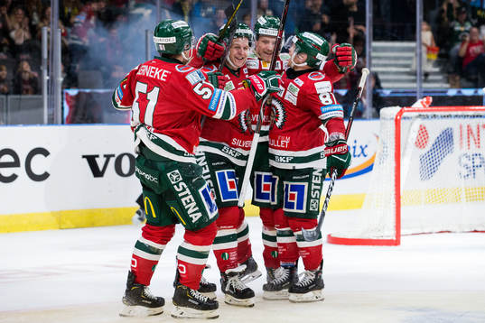 Frölundas Kristoffer Gunnarsson jublar med lagkamrater