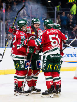 Frölundas Kristoffer Gunnarsson jublar med lagkamrater