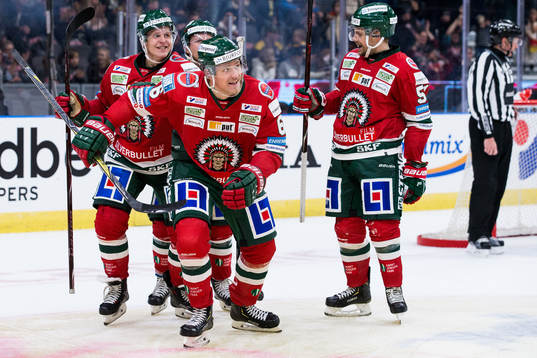 Frölundas Kristoffer Gunnarsson jublar med lagkamrater