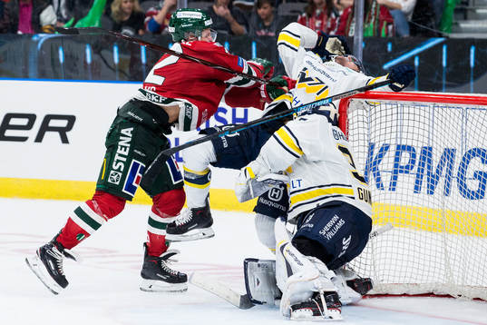 Frölundas Max Friberg trycker omkull en HV71 spelare och