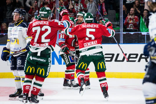 Frölundas Joel Lundqvist jublar ihop med Ryan Lasch