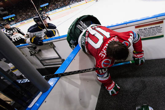 s Robin Figren tacklar in Frölundas Gustav Lindström i