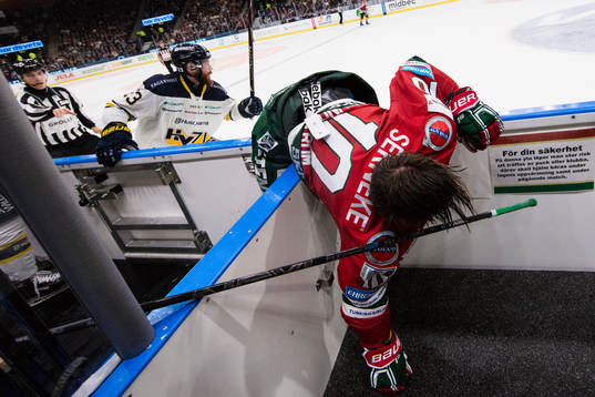 s Robin Figren tacklar in Frölundas Gustav Lindström i