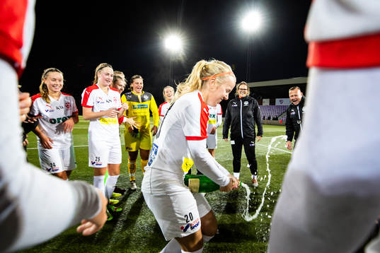 Borgebys Emma Bengtsson jublar med lagkamrater