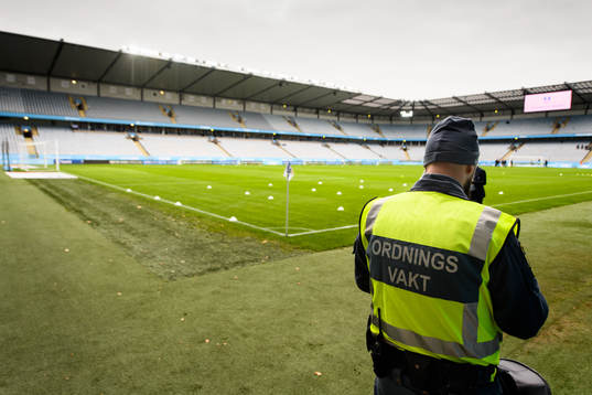Ordningsvakt blickar utöver Stadion