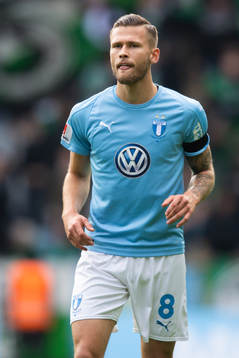 Malmö FFs Arnór Ingvi Traustason med sorgband för att