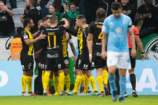 Hammarbys Jiloan Hamad blir omkramad av lagkamrater