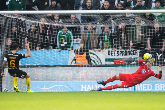 Hammarbys Jiloan Hamad gör 0-1 på Malmö FFs målvakt