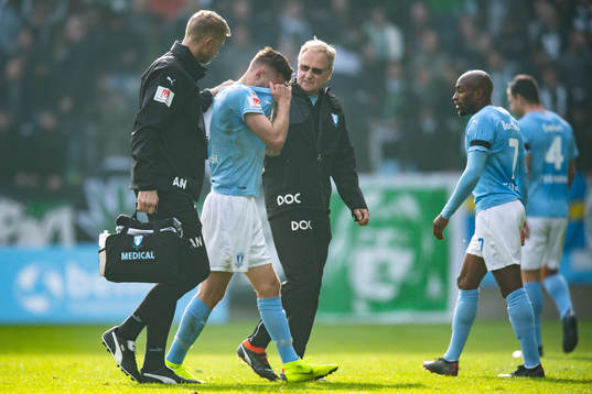 Malmö FFs Arnór Ingvi Traustason lämnar planen