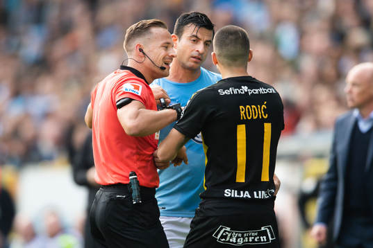 Malmö FFs Behrang Safari och Hammarbys Vladimir Rodic i en