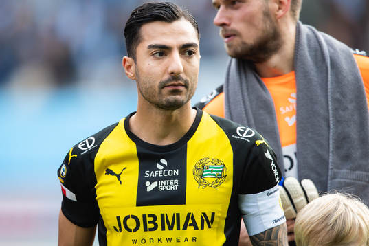 Hammarbys Jiloan Hamad med ett sorgband på vänster arm