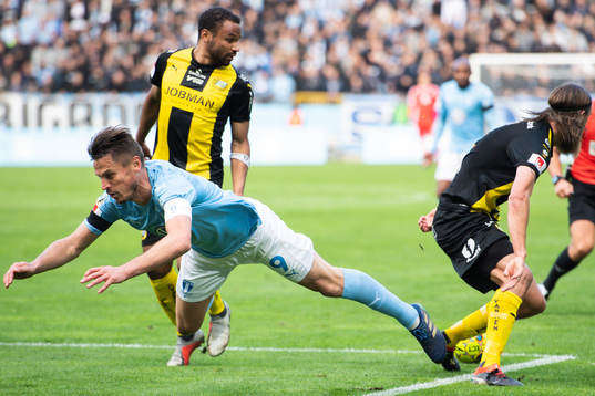 Malmö FFs Markus Rosenberg faller