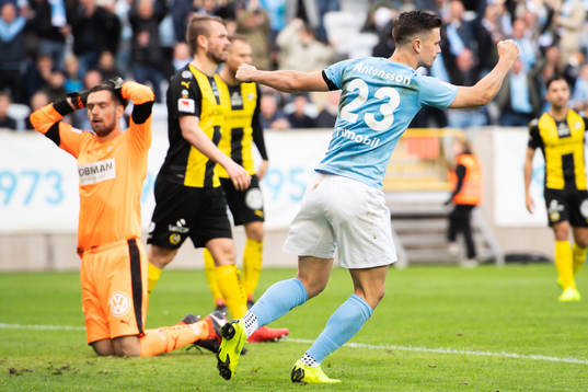 Hammarbys målvakt Davor Blazevic deppar medan Marcus
