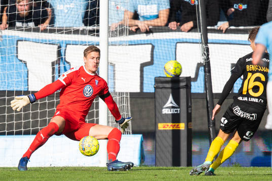 Malmö FFs målvakt Johan Dahlin räddar skott från
