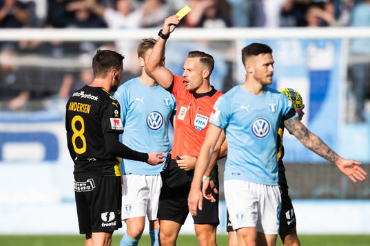 Hammarbys Jeppe Andersen får gult kort