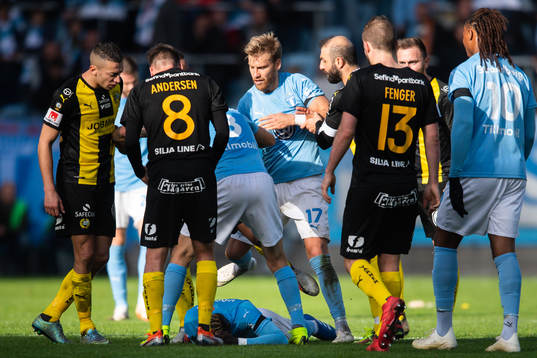 Malmö FFs Rasmus Bengtsson i ett bråk