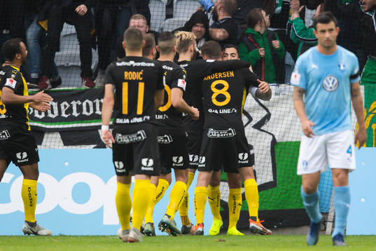 Hammarbys Jiloan Hamad jublar med lagkamrater