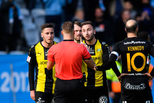 Hammarbys Muamer Tankovic i samtal med domare Kristoffer