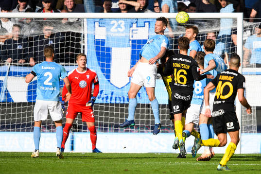 Malmö FFs Markus Rosenberg och Rasmus Bengtsson nickar
