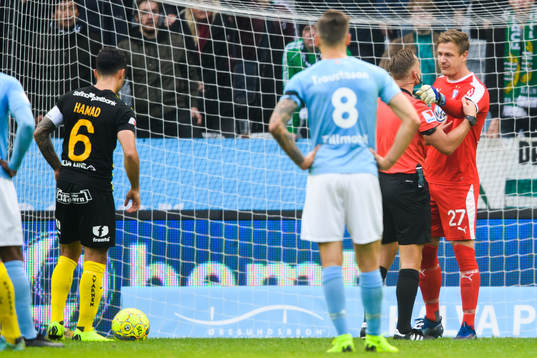 Malmö FFs målvakt Johan Dahlin i samtal med domare