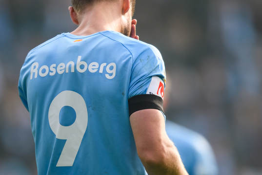 Malmö FFs Markus Rosenberg med ett sorgeband för att