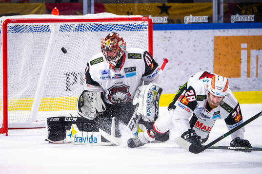 Luleås Johan Harju gör 3-1 bakom Malmö Redhawks målvakt