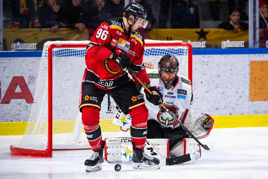 Luleås Robin Kovacs och Malmö Redhawks målvakt Oscar