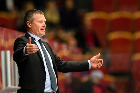 Örebros tränare Niklas Sundblad reagerar