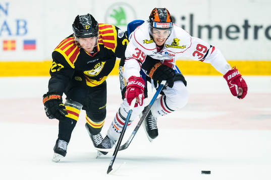 Brynäs Emil Forslund  i kamp om pucken med Örebros Jordan