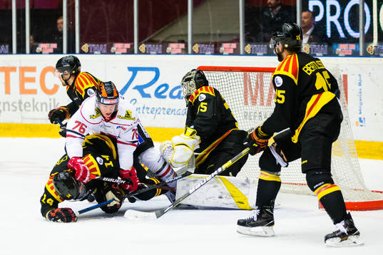 Örebros Jere Sallinen oroar framför Brynäs målvakt