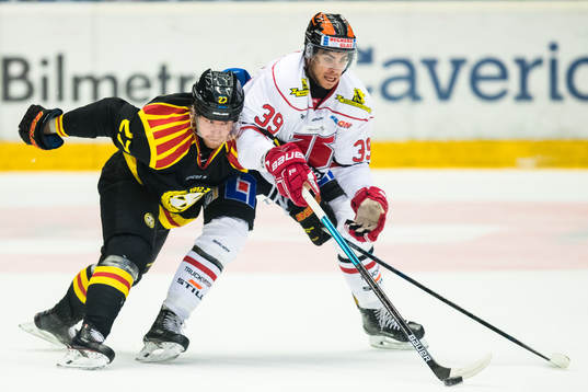 Brynäs Emil Forslund i kamp om pucken med Örebros Jordan